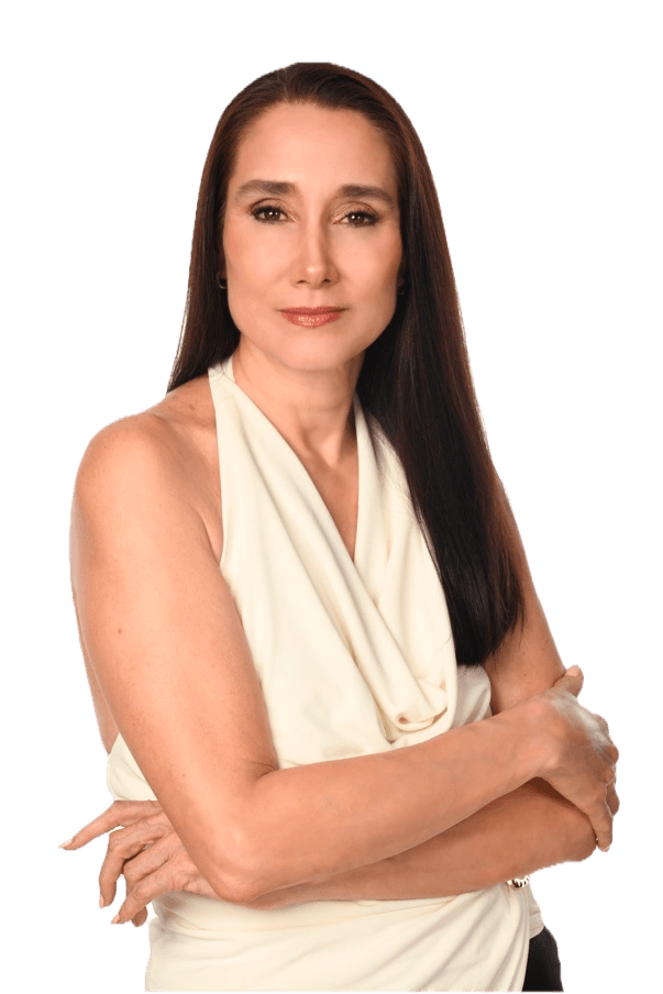 Olga Valdez de pie, con expresión serena y segura